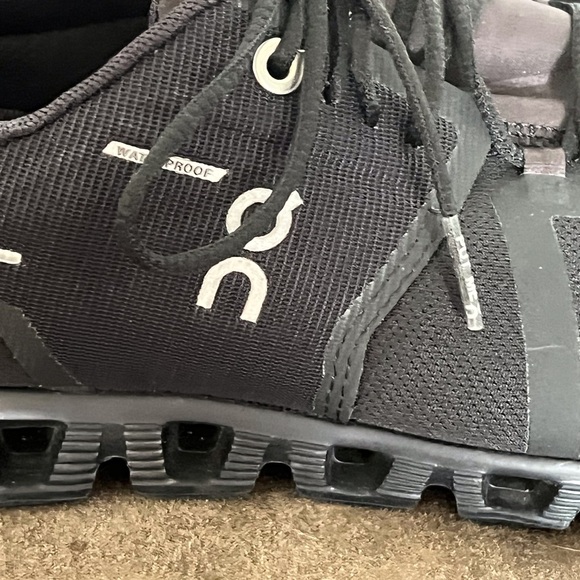 On Cloud Swiss Engineered Black running Sneakers Women’s size 6 - Picture 6 of 14